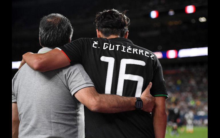 Erick Gutiérrez es asistido para dejar el campo tras su lección. AFP / R. Beck