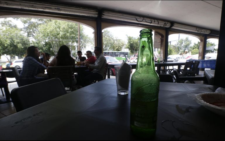 Frente al Centro Universitario de Ciencias Exactas e Ingenierías (CUCEI) hay establecimientos donde los estudiantes pueden “refrescarse”. EL INFORMADOR/F. Atilano