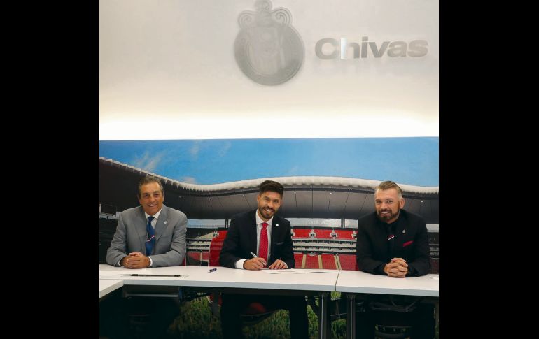 Peralta firmó su contrato con el Rebaño al lado de Boy e Higuera. @CHIVAS