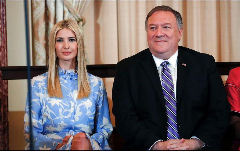 El secretario Mike Pompeo (i), e Ivanka Trump (d), asesora e hija del presidente estadounidense, durante en la presentación del informe del año 2019 sobre la trata de personas, este jueves en Washington. AP/P. Martinez