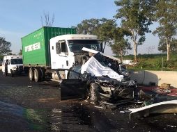 El percance se registró en el kilómetro 101 900 de la autopista, en los límites de Ciudad Guzmán y Tuxpan, en sentido hacia Guadalajara. ESPECIAL / Protección Civil Jalisco