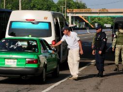 La Guardia Nacional, con personal del Instituto Nacional de Migración y de la Policía Federal, revisan autos particulares y de transporte colectivo, con rumbo a Tapachula, en busca de indocumentados. NTX/J. Lira