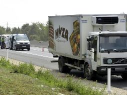 Fotografía de archivo que muestra a agentes de la policía forense que inspeccionan un camión en la A4 entre Parndorf y Neusiedl en Austria, donde fueron abandonados los 71 inmigrantes. EFE/R. Schlager
