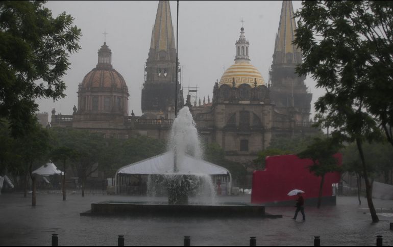 Evitar alcantarillas y áreas inundadas para cruzar las calles, y no estacionarse bajo árboles o anuncios espectaculares, son algunos de los consejos para reducir riesgos durante el temporal. EL INFORMADOR / ARCHIVO