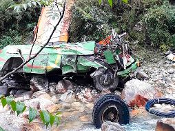En el autobús viajaban más de 70 personas, muchas de ellas sentadas en el techo del vehículo, lo que pudo ocasionar el accidente. AFP