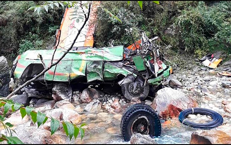 En el autobús viajaban más de 70 personas, muchas de ellas sentadas en el techo del vehículo, lo que pudo ocasionar el accidente. AFP