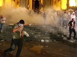Miles de personas se congregaron hasta bien entrada la madrugada junto a la sede del Parlamento de Georgia. AP/Z. Tsertsvadze