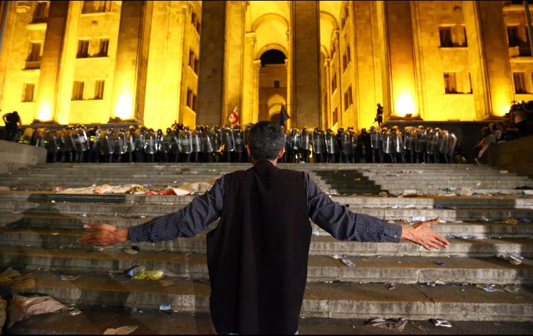 Miles de personas se congregaron hasta bien entrada la madrugada junto a la sede del Parlamento de Georgia. AP/Z. Tsertsvadze