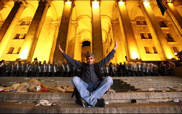 Miles de personas se congregaron hasta bien entrada la madrugada junto a la sede del Parlamento de Georgia. AP/Z. Tsertsvadze