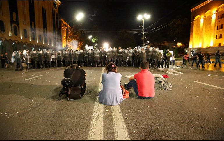 Miles de personas se congregaron hasta bien entrada la madrugada junto a la sede del Parlamento de Georgia. AP/Z. Tsertsvadze
