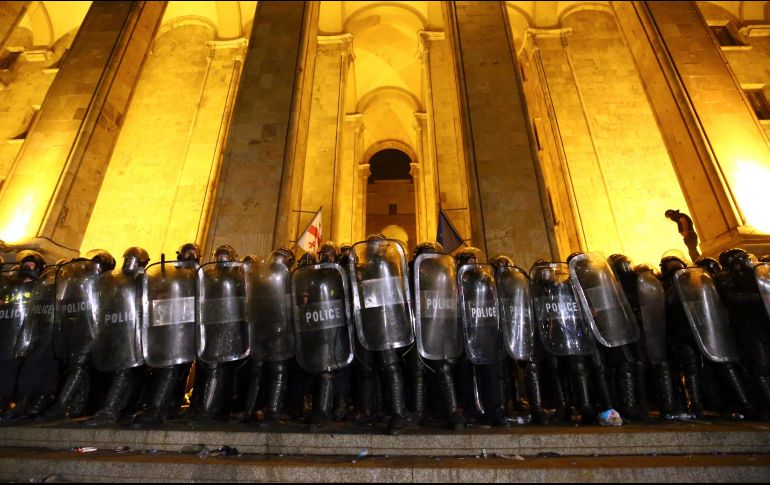 Miles de personas se congregaron hasta bien entrada la madrugada junto a la sede del Parlamento de Georgia. AP/Z. Tsertsvadze