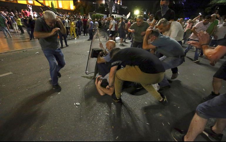 Miles de personas se congregaron hasta bien entrada la madrugada junto a la sede del Parlamento de Georgia. AP/Z. Tsertsvadze