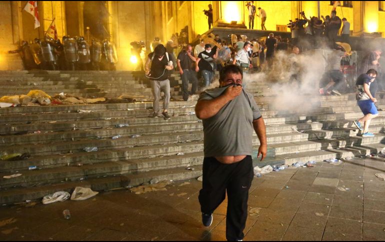 Miles de personas se congregaron hasta bien entrada la madrugada junto a la sede del Parlamento de Georgia. AP/Z. Tsertsvadze