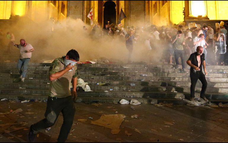 Miles de personas se congregaron hasta bien entrada la madrugada junto a la sede del Parlamento de Georgia. AP/Z. Tsertsvadze