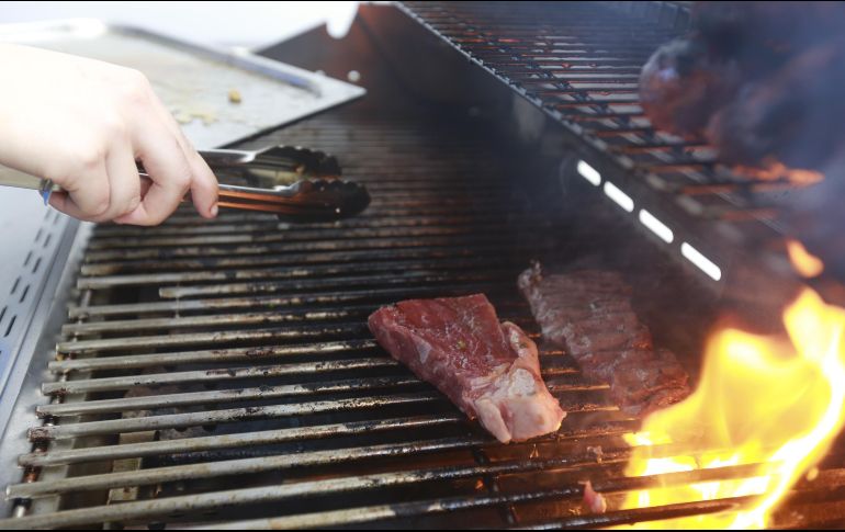 Advierten de un ''efecto partido'', porque a las parrillas encendidas se suman las emisiones de vehículos de quienes se apresuran a llegar a sus casas para los encuentros y participar en las parrilladas. EL INFORMADOR / ARCHIVO