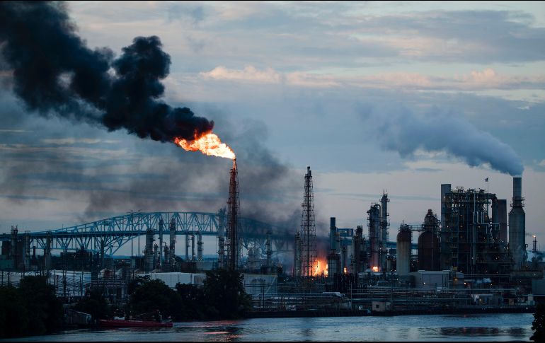 La explosión levantó llamas y una columna de humo que fue captada por peatones y conductores de vehículos. AP / M. Rourke