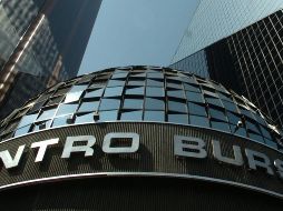 En el mercado accionario local se opera un volumen de 298 mil 337 títulos, por un importe económico de 8.9 millones de pesos. EFE / ARCHIVO