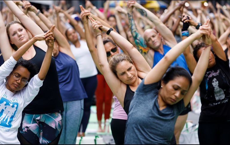 Sobre esteras verdes distribuidas por la organización del evento, a las 13:30 hora local arrancaba una de las clases coincidiendo con la salida tímida de algunos rayos de sol. EFE/J. Lane