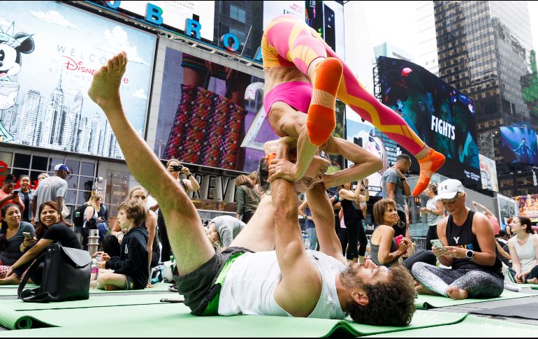 Sobre esteras verdes distribuidas por la organización del evento, a las 13:30 hora local arrancaba una de las clases coincidiendo con la salida tímida de algunos rayos de sol. EFE/J. Lane