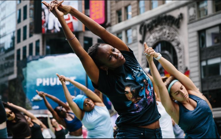 Sobre esteras verdes distribuidas por la organización del evento, a las 13:30 hora local arrancaba una de las clases coincidiendo con la salida tímida de algunos rayos de sol. EFE/J. Lane