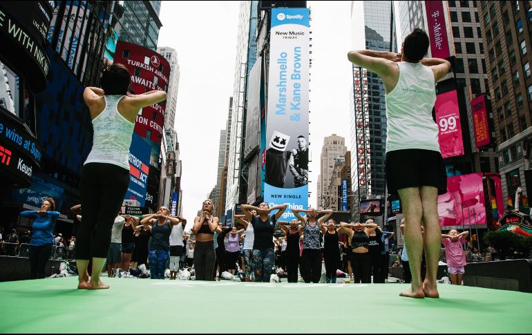 Sobre esteras verdes distribuidas por la organización del evento, a las 13:30 hora local arrancaba una de las clases coincidiendo con la salida tímida de algunos rayos de sol. EFE/J. Lane