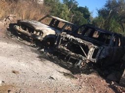 En redes sociales se difundieron imágenes donde se observan los impactos de bala en las casas, así como los automóviles incendiados. TWITTER/@CASIMIROHDEZ