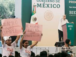 Jóvenes reclaman al Presidente López Obrador durante la entrega de becas en San Martín Texmelucan. EL UNIVERSAL
