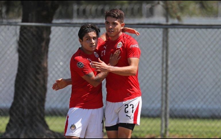 Eduardo López (I) puso el pase para que Carlos Villanueva (D) anotara el único tanto del partido. TWITTER/@LeonesNegrosFC