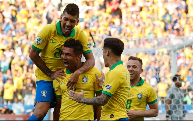 Casemiro, del Real Madrid, anota el primer gol de la Canarinha al minuto 12. AP/V. R. Caivano