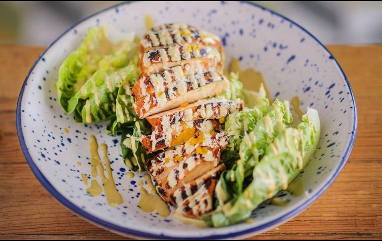 Ensalada César. La reinvención de este platillo, cortesía de Chancho.  ESPECIAL
