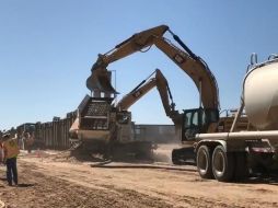 En la grabación se aprecian diversos trabajos que se realizan para la construcción de la valla. TWITTER/@realDonaldTrump