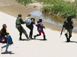 Elementos de la Guardia Nacional detienen a varios adultos y una menor indocumentados en Ciudad Juárez. AFP