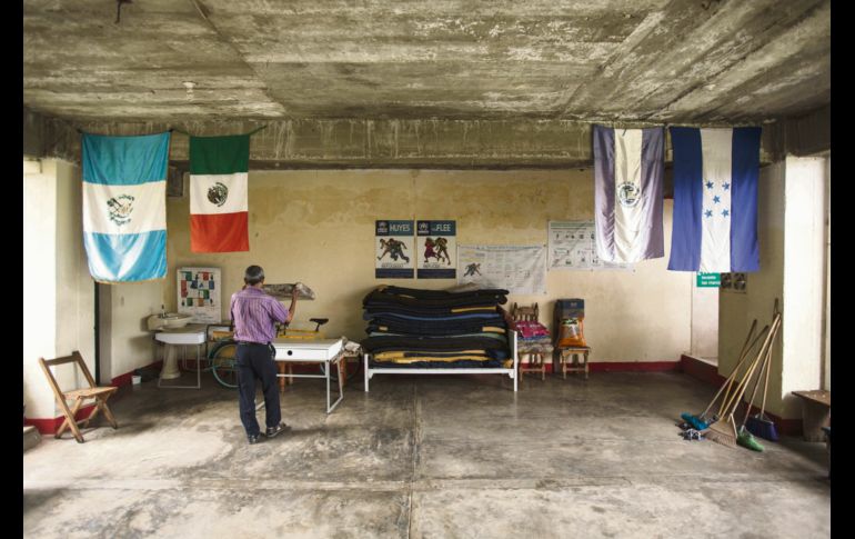 Un encargado del refugio Hogar de la Misericordia limpia el área de descanso de los viajeros. AP