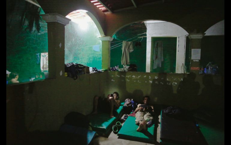 Viajeros que van a la frontera Norte hacen escala en un lugar de asistencia en Tapachula. AP