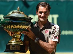 Este fue el título 102 en individuales en la carrera de Federer, quien sigue invicto esta temporada sobre hierba. AFP / C. Jaspersen