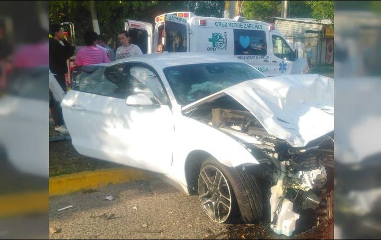 El choque se registró la mañana de este domingo en el cruce de avenida Tepeyac y Playa de Hornos, en el municipio de Zapopan. ESPECIAL / Protección Civil Zapopan