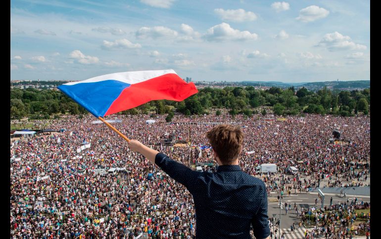 Un hombre ondea la bandera nacional. AFP/M. Cizek