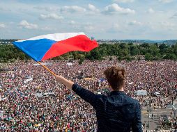 El parque de Letná fue el punto reunión de la multitudinaria protesta en Praga. AFP/M. Cizek
