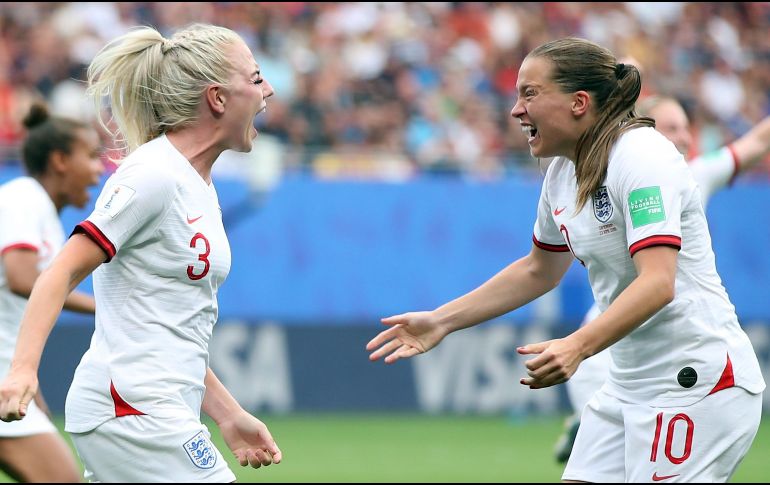 Alex Greenwood (I) celebra luego de concretar el tercer gol para Inglaterra. EFE/T. Bozoglu