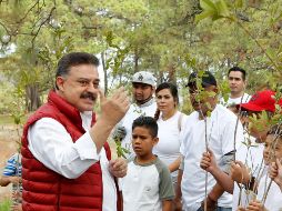 Carlos Lomelí acudió este domingo a un acto de las jornadas de reforestación en el Bosque La Primavera. EL INFORMADOR/A. Camacho