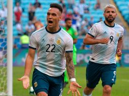 Martínez (I) abre el marcador a los cuatro minutos de juego. Agüero marcaría el segundo hacia el final del partido.  AFP/C. de Souza