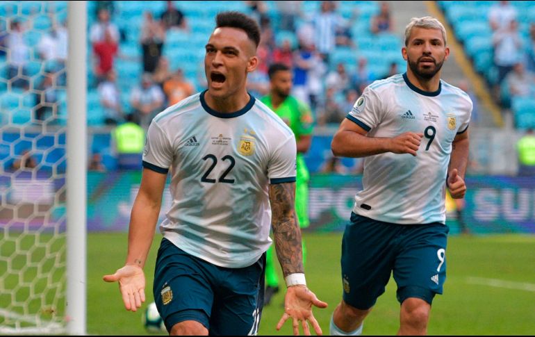 Martínez (I) abre el marcador a los cuatro minutos de juego. Agüero marcaría el segundo hacia el final del partido.  AFP/C. de Souza