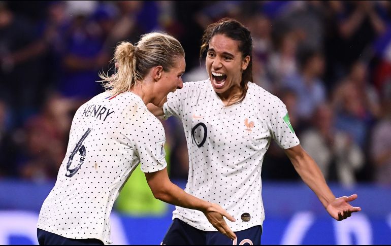 Amandine Henry (I) anota al 106' el gol de la victoria para las francesas. AFP/F. Fife