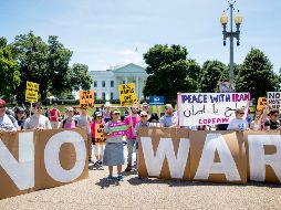 Frente a la Casa Blanca se manifestaron para pedir un cese a las hostilidades entre Estados Unidos e Irán. AP/A. Harnik