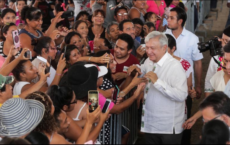 El Presidente también se comprometió a crear una  planta de generación de energía eléctrica a fin de que no haya más apagones en la Península de Yucatán. NOTIMEX/Presidencia