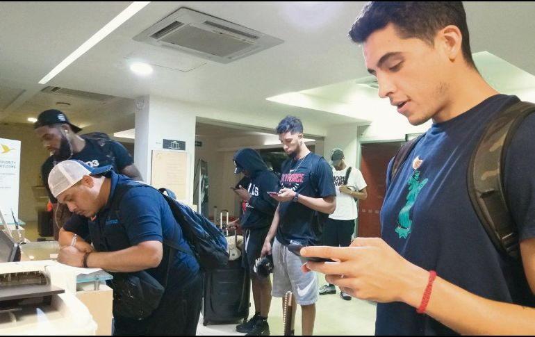 Jugadores de Jalisco arriban a Hermosillo, donde se medirán ante los Rayos. @gigantesjalisco