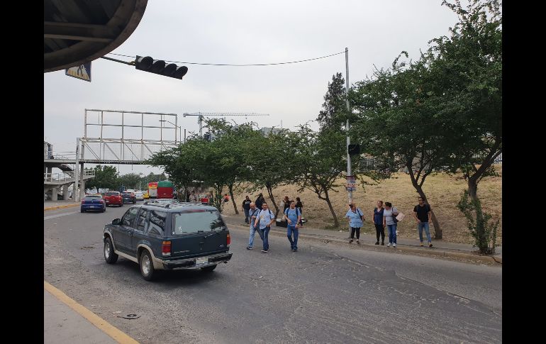 Usuarios del Tren Ligero padecen en la estación Periférico Sur. EL INFORMADOR/P. López