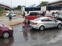 En Periférico Sur los espacios para los peatones están improvisados. EL INFORMADOR/P. López