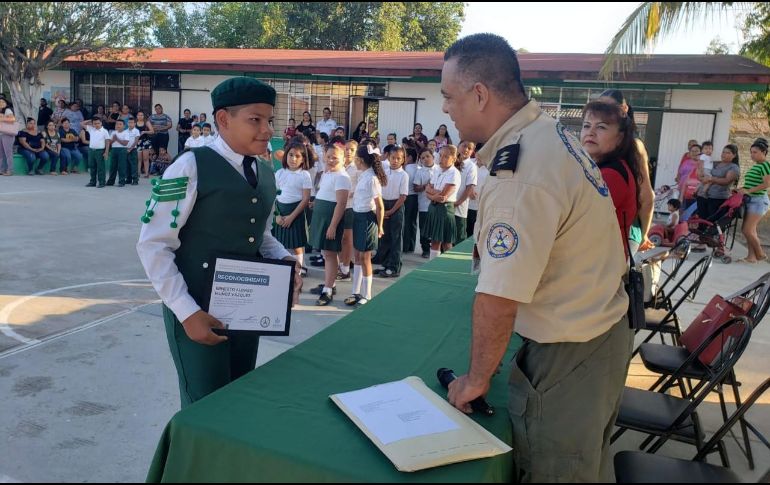 Protección Civil entregó el reconocimiento por su acción heroica a Ernesto durante la clausura de cursos en de la escuela primaria urbana 35 “José Baumgarten Joya”. ESPECIAL / Protección Civil Jalisco