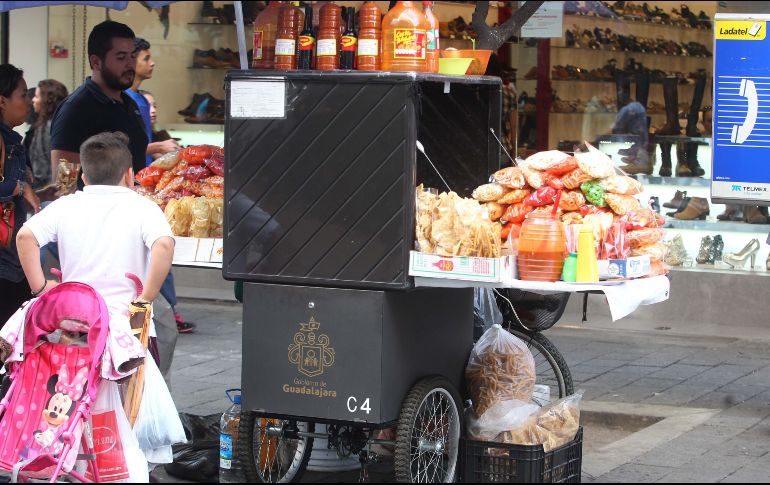 Ambulantes señalan que han sido víctimas de sobornos e incluso los inspectores les retiran las mercancías deliberadamente al no querer contribuir. EL INFORMADOR / ARCHIVO